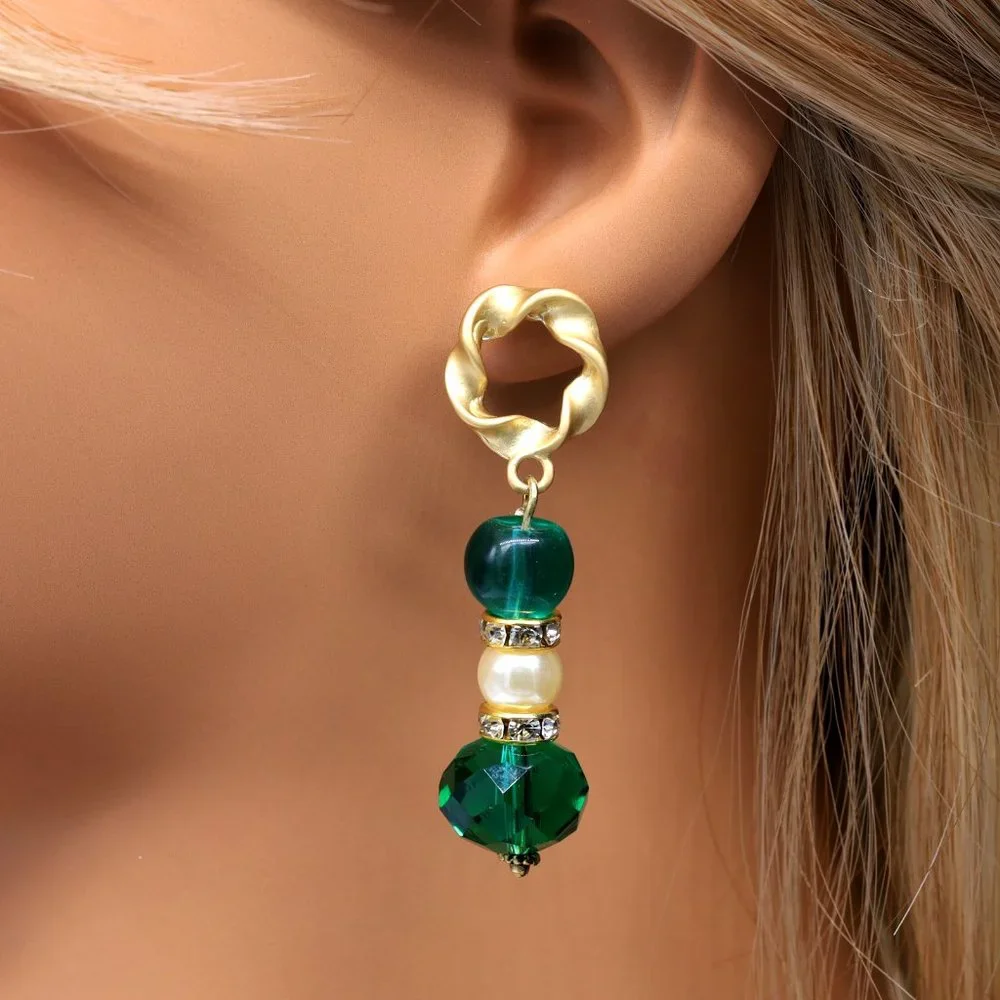Beautiful necklace and earring set with Emerald Green Chrystals and Pearls. - Picture 6 of 6